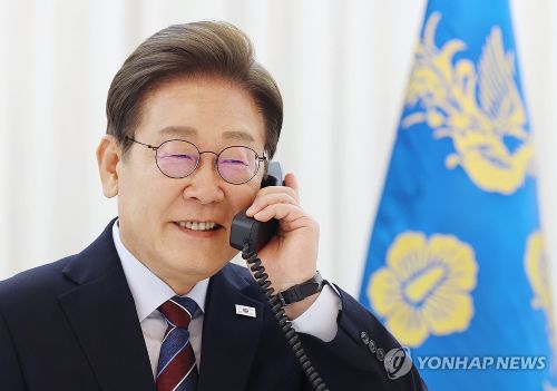 이재명 대통령이 6일 서울 한남동 관저에서 도널드 트럼프 미국 대통령과 전화 통화를 하기 위해 수화기를 들고 있다.(사진 출처:연합뉴스)