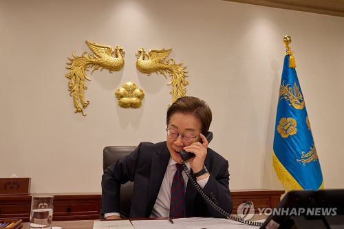  이재명 대통령이 10일 서울 용산 대통령실에서 시진핑 중국 국가주석과 전화 통화를 하고 있다.(사진 출처:연합뉴스)