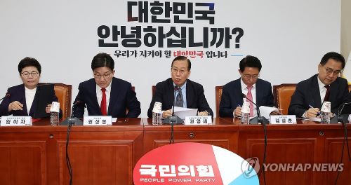  국민의힘 권영세 비상대책위원장(가운데)이 10일 국회에서 열린 비상대책위원회의에서 발언하고 있다.(사진 출처: 연합뉴스)