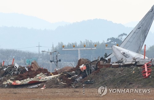 무안국제공항에 설치된 방위각 시설인 로컬라이저와 이를 지지하는 콘크리트 둔덕이 제주항공 여객기 참사를 키웠다는 지적이 제기되고 있다.