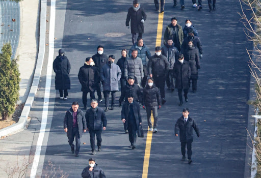 고위공직자범죄수사처(공수처)가 윤석열 대통령에 대한 체포영장 재집행 시점을 두고 고심하고 있다.