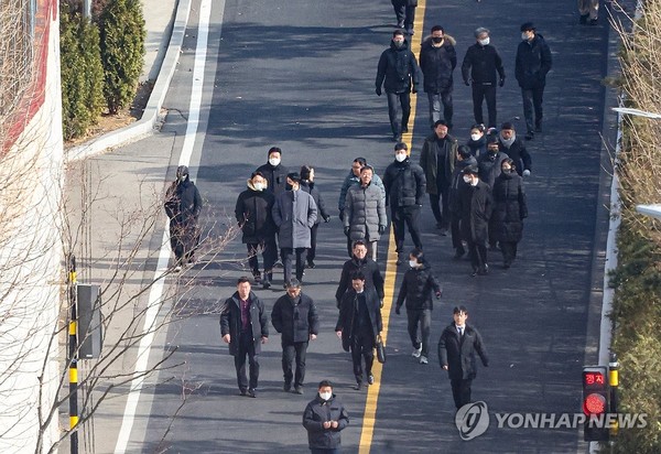 윤석열 대통령에 대한 체포영장 집행을 두고 경찰과 공수처가 고심 중인 것으로 전해졌다.