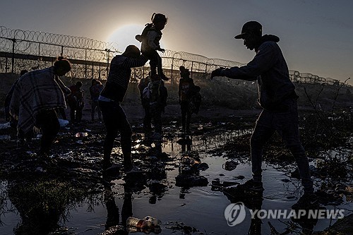 미국과 멕시코 국경 지대에 있는 리오그란데강을 건너다 사망한 불법 이민자 수가 공식 집계보다 최대 수백명 많다는 분석이 나왔다.