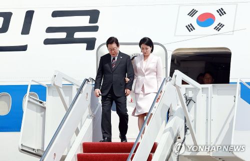 이재명 대통령과 김혜경 여사가 24일(현지시간) 미국 워싱턴DC 인근 앤드루스 합동기지에 도착해 공군 1호기에서 내리고 있다.(사진 출처:연합뉴스)
