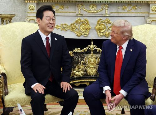 이재명 대통령과 도널드 트럼프 미국 대통령이 25일(현지시간) 미국 워싱턴DC 백악관에서 정상회담을 하고 있다.(사진 출처:연합뉴스)