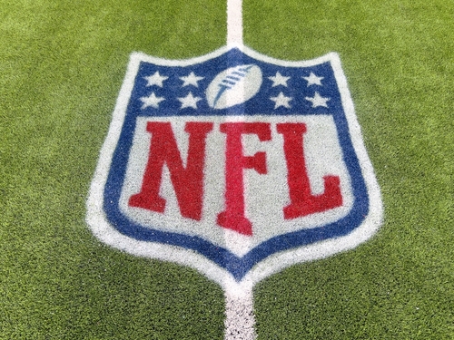  NFL 달라스 카우보이스의 구단주 제리 존스가 관중에게 부적절한 손짓을 해 벌금을 부과받았다.(사진 출처:Joseph Hendrickson / Shutterstock)