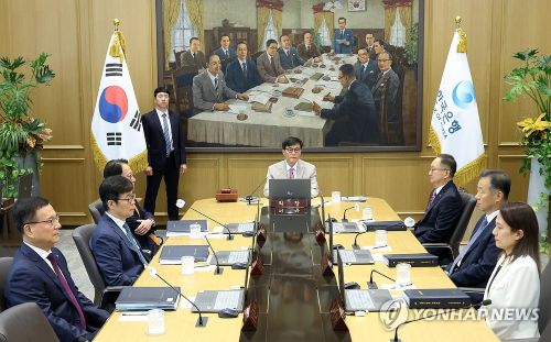 이창용 한국은행 총재가 10일 서울 중구 한국은행에서 열린 금융통화위원회를 주재하고 있다.(사진 출처:연합뉴스)