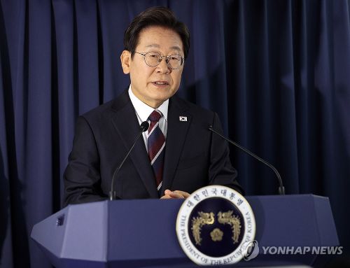 이재명 대통령이 주요 7개국(G7) 정상회의 참석을 위해 캐나다 앨버타주 캘거리로 향하며 공군 1호기에서 기자간담회를 하고 있다.(사진 출처:연합뉴스)