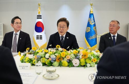 이재명 대통령이 13일 5대 그룹 총수 및 경제 6단체장과 첫 간담회를 열고 민생 경제 활성화 방안을 논의했다.(사진 출처:연합뉴스)