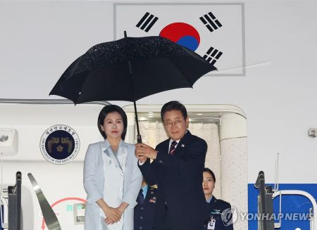 이재명 대통령과 김혜경 여사가 주요 7개국(G7) 정상회의 일정을 마치고 캐나다 캘거리국제공항에서 귀국하며 공군 1호기에 오르고 있다.(사진 출처:연합뉴스)