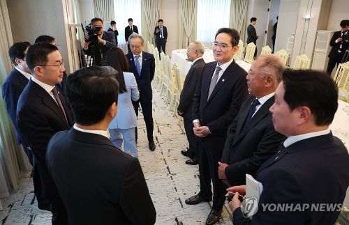 대통령 간담회 참석한 4대그룹 기업 총수들 (사진 출처:연합뉴스)