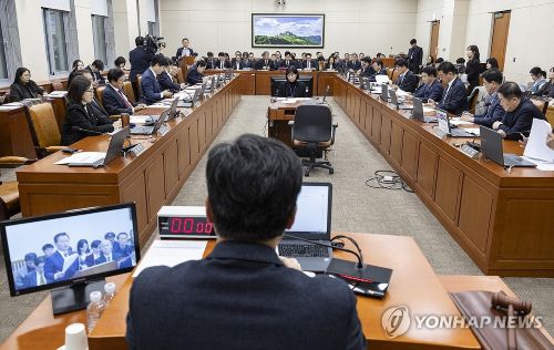 17일 국회에서 열린 기후에너지환경노동위원회 전체 회의에서 여야 의원들이 2026년 예산안 관련 질의를 하고 있다. [사진 출처:연합뉴스]