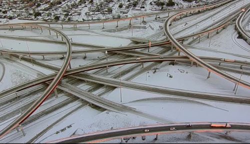 북텍사스 전역에서 겨울폭풍 여파로 도로가 얼어붙으면서 교통사고가 잇따르고 있다. [사진 출처: fox4news캡처]