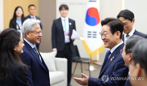  이재명 대통령이 31일 젠슨 황 엔비디아 최고경영자와 그의 딸을 맞이하고 있다.(사진 출처:연합뉴스)