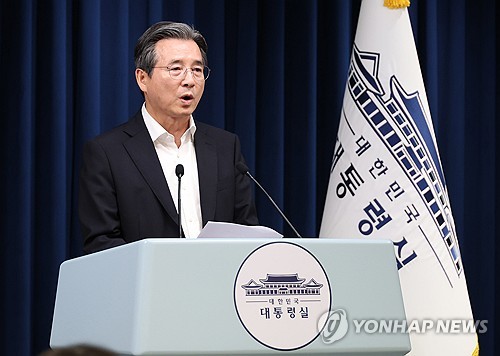 김용범 정책실장이 30일 용산 대통령실 기자회견장에서 이재명 대통령 주재 비상경제점검TF 회의 브리핑을 하고 있다.(사진 출처:연합뉴스)