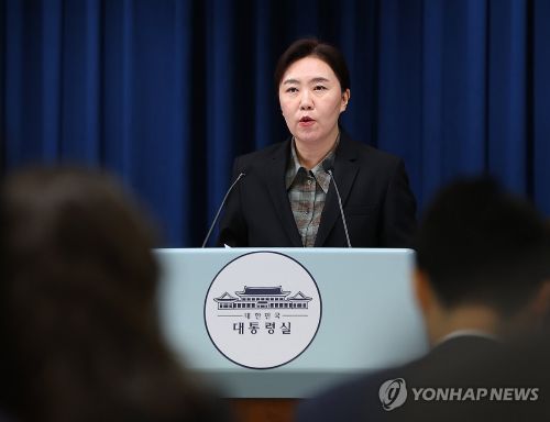 강유정 대변인이 2일 용산 대통령실에서 이날 열린 수석보좌관회의 관련 브리핑을 하고 있다.(사진 출처:연합뉴스)