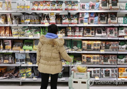 30일 서울의 한 대형마트에서 시민들이 장을 보고 있다. [사진 출처: 연합뉴스]