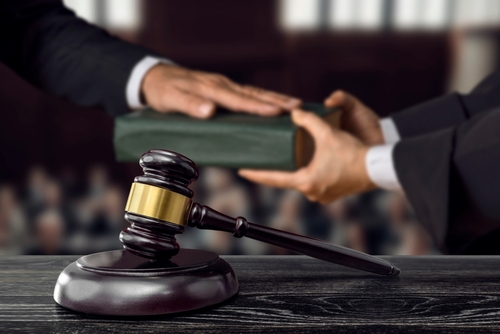 전직 달라스 카운티 판사가 직권 남용과 부적절한 행동 혐의를 부인하며 재판에서 직접 증언했다. [사진 출처: shutterstock]