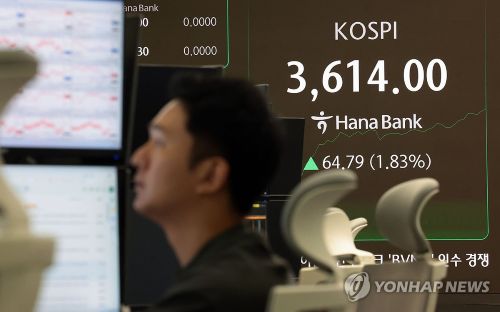 10일 서울 중구 하나은행 딜링룸 현황판에 코스피 지수 등이 표시되고 있다.(사진 출처:연합뉴스)