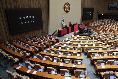 국민의힘 김희정 의원이 27일 국회에서 열린 2월 임시국회 8차 본회의에서 전날 상정된 재판소원제법에 대한 무제한 토론을 하고 있다. [사진 출처: shutterstock]