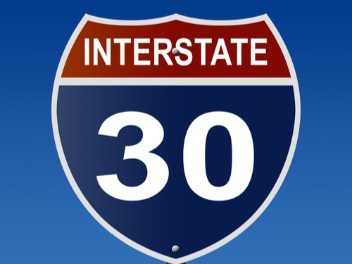 달라스 고속도로 I-30 구간이 주말 동안의 전면 폐쇄와 철거 작업을 마치고 다시 운행을 재개했다. [사진 출처: Shutterstock]