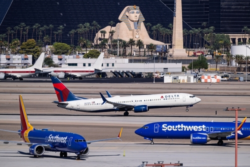 DFW 항공사들이 2025년 북미 항공사 정시 운항 성적에서 중위권에 머문 것으로 나타났다. [사진 출처: shutterstock]