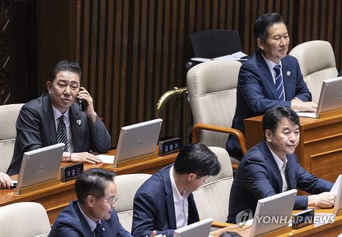 더불어민주당 정청래 대표(오른쪽)과 김병기 원내대표가 11일 국회 본회의에서 상정된 '더센 특검법(3대 특검법 개정안)' 개정안에 대한 수정안 처리를 지켜보고 있다. (사진 출처:연합뉴스)