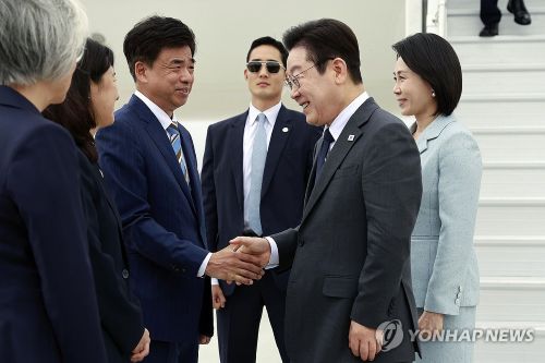 유엔총회 참석차 미국을 방문한 이재명 대통령이 22일(현지시간) 뉴욕 JFK공항에서 차지훈 주유엔대사와 악수하고 있다.(사진 출처:연합뉴스)