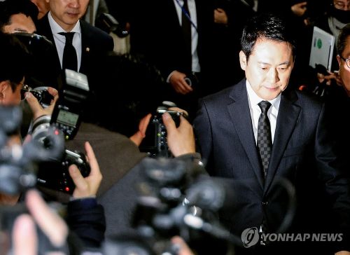 국민의힘 장동혁 대표가 20일 국회에서 윤석열 전 대통령에 대한 1심 무기징역 선고 관련, 입장을 밝히기 위해 입장하고 있다. [사진 출처: 연합뉴스]