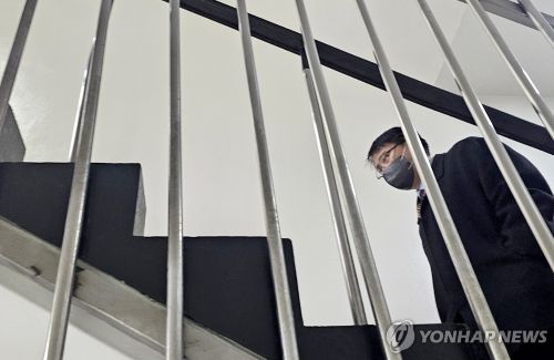 경찰 출석한 전 통일교 산하단체 회장 [사진 출처: 연합뉴스]