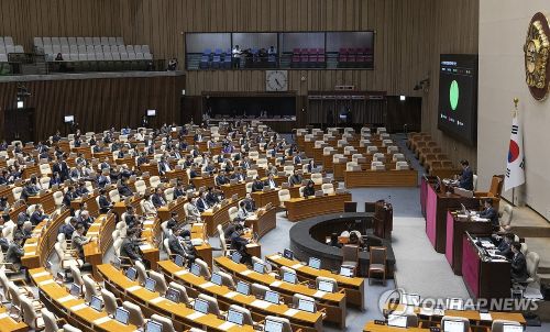  26일 국회에서 형법 개정안 수정안(법왜곡죄)이 여당 주도로 통과되고 있다. [사진 출처: 연합뉴스]