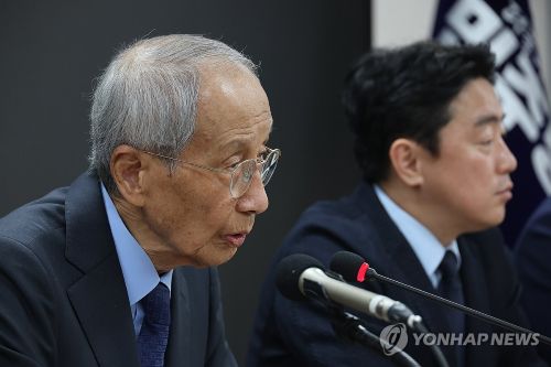 더불어민주당 윤여준 상임총괄선대위원장 (사진 출처:연합뉴스)