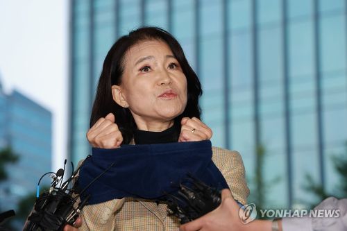 이진숙 전 방송통신위원장이 2일 서울 영등포경찰서로 압송되며 취재진에 발언하고 있다.(사진 출처:연합뉴스)