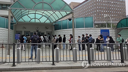 미국대사관 앞 비자 신청 대기줄 (사진 출처: 연합뉴스)