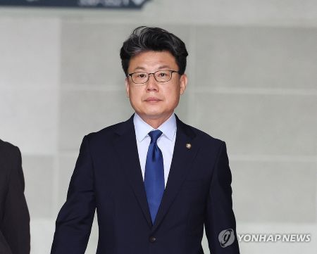 더불어민주당 진성준 정책위의장이 18일 추경안 관련 회의에 참석하기 위해 이동하고 있다.(사진 출처:연합뉴스)