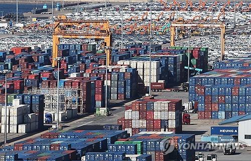 평택항에 쌓인 수출입 컨테이너 [사진 출처: 연합뉴스]