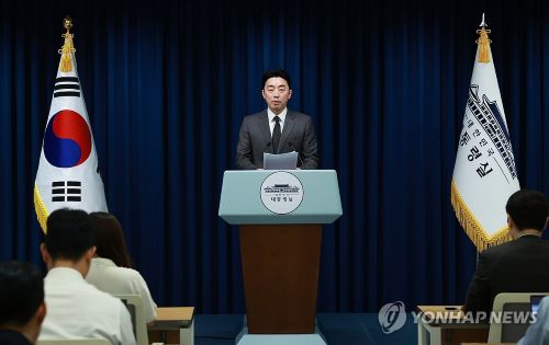 강훈식 대통령비서실장이 13일 서울 용산 대통령실 청사에서 장관급 등에 대한 인사브리핑을 하고 있다.(사진 출처:연합뉴스)