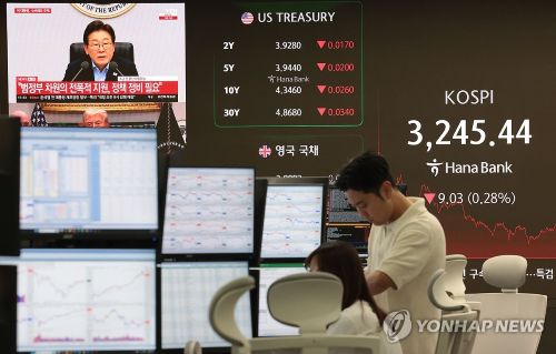 한미 무역협상이 타결된 31일 서울 중구 하나은행 딜링룸 현황판에 코스피 지수 등이 표시되고 있다.(사진 출처:연합뉴스)