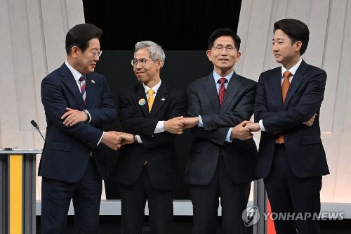  더불어민주당 이재명·민주노동당 권영국·국민의힘 김문수·개혁신당 이준석 대선 후보가 정치 분야 TV토론회에 앞서 포즈를 취하고 있다.(사진 출처:연합뉴스)