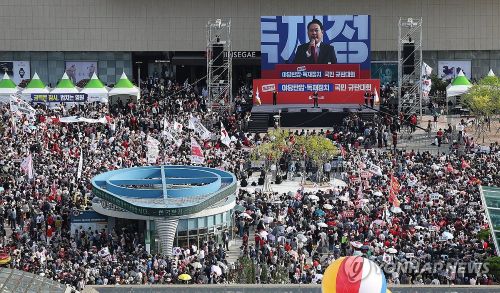 국민의힘 장동혁 대표가 21일 대구 동구 동대구역 광장에서 열린 야당탄압·독재정치 국민 규탄대회에 참석해 발언하고 있다.(사진 출처:연합뉴스)