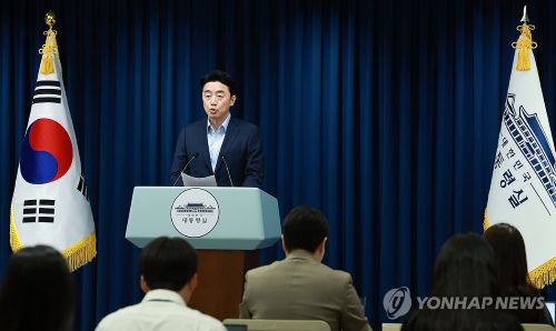 강훈식 대통령비서실장이 11일 서울 용산 대통령실 청사에서 이재명 대통령의 문화체육관광부 및 국토교통부 장관 인선을 발표하고 있다.(사진 출처:연합뉴스)