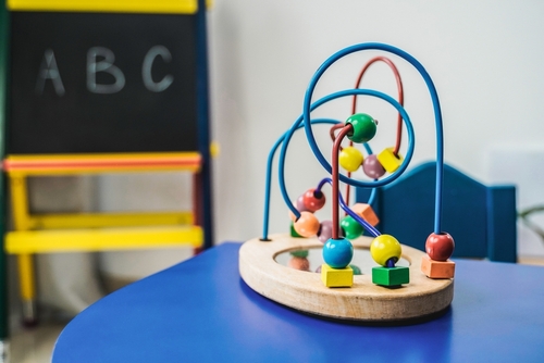 연방정부의 반(反)사기 규정 강화로 텍사스 전역의 보육 지원 체계가 흔들릴 수 있다는 우려가 커지고 있다. [사진 출처: shutterstock]