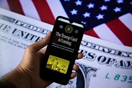 새 영주권 프로그램인 ‘골드카드’가 본격 시행되면서 논란이 커지고 있다. [사진 출처: shutterstock]