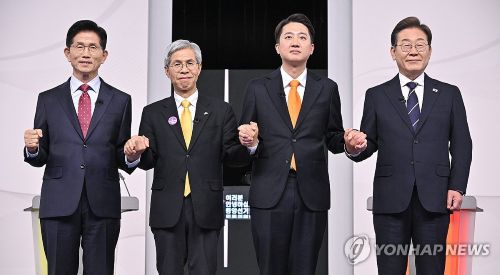 제21대 대통령 선거 후보들이 대선 1차 후보자 토론회 시작에 앞서 기념촬영을 하고 있다. (사진 출처:연합뉴스)