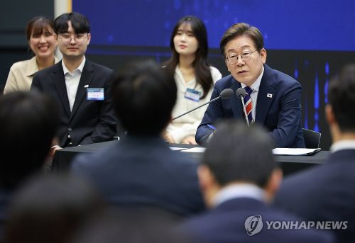  이재명 대통령이 한국거래소에서 열린 주식시장 불공정거래 근절을 위한 현장 간담회에서 참석자 질문에 답하고 있다(사진 출처:연합뉴스)