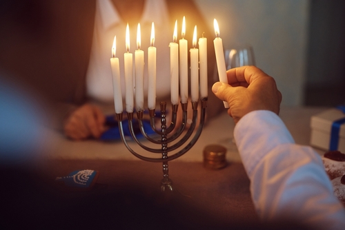 달라스에서 열린 하누카 기념 행사가 희생자들을 추모하고 연대의 뜻을 함께 나누는 자리로 진행됐다. [사진 출처: shutterstock]