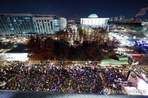  3일 서울 여의도 국회의사당 정문 앞에서 열린 집회에서 참가자들이 응원봉을 들고 있다. [사진 출처: 연합뉴스]