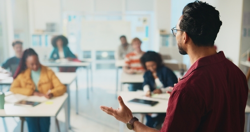 알링턴 교육구가 교사 일부 교사에게 수만 달러의 보너스를 지급할 수 있는 주 프로그램 참여를 검토하고 있다. [사진 출처: shutterstock]