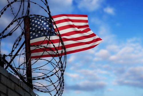 텍사스 엘패소(El Paso)의 포트 블리스(Fort Bliss) 기지에 5천 명 규모의 이민자 수용소가 들어다. 