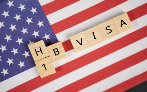H-1B 전문직 취업비자 신청자가 1년 새 25% 넘게 급감한 것으로 나타났다. 